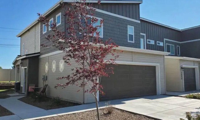 Nampa House | Convenient 3-Bedroom Townhome with Full Garage