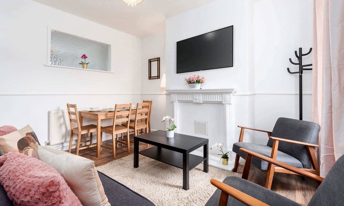 Grimsby House | Convenient 4 Bedroom Home in Central Grimsby