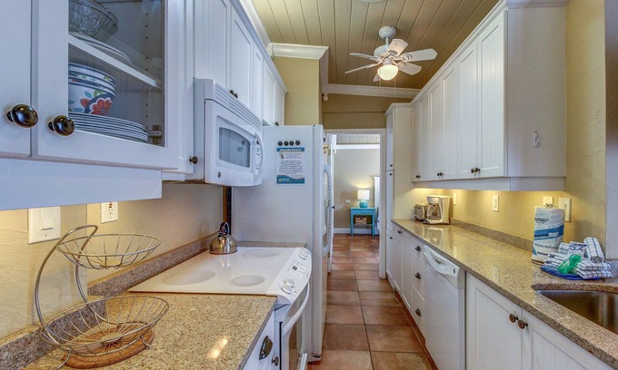 Holmes Beach Cabin | Convenient cottage with pool - easy access to trolley stops & the beach