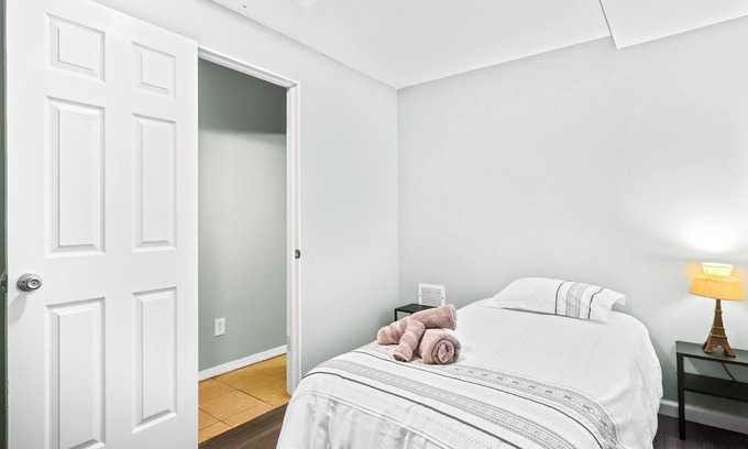 Queens House | Convenient & Cozy NYC Apartment 2 Bedrooms + Free Parking + Near LGA