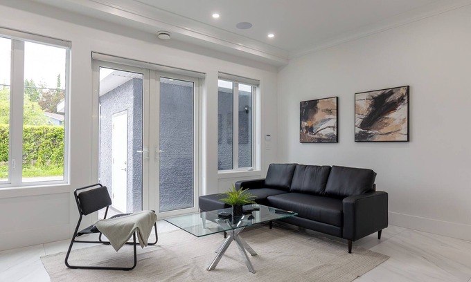 Richmond House | Convenient & Luxurious Brand New Home Near Airport (Long-term Bookings)