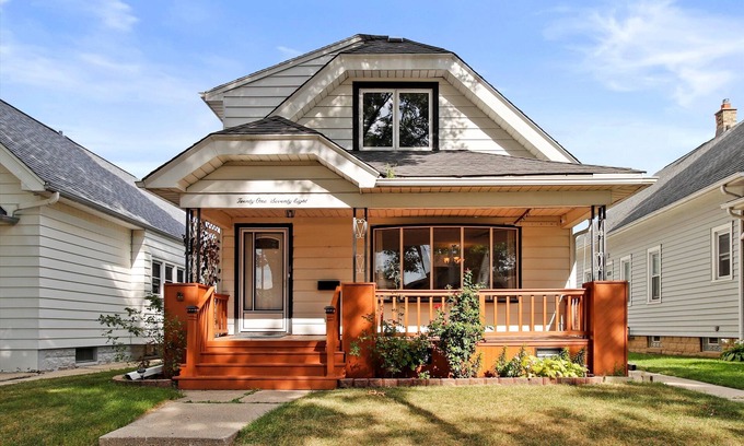 Milwaukee House | Convenient Milwaukee 5 bedroom. Petit ice center! Tv every room! Expos