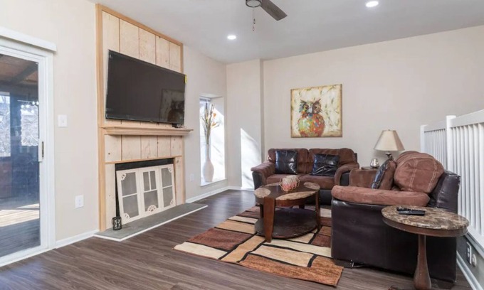 New Castle House | Convenient, spacious 3BR 2.5BA WITH PARKING