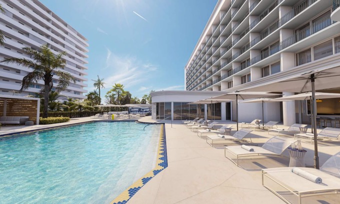 Singer Island Hotel | Convenient Stay Close to Palm Beach! Beachfront Resort with Outdoor Pool