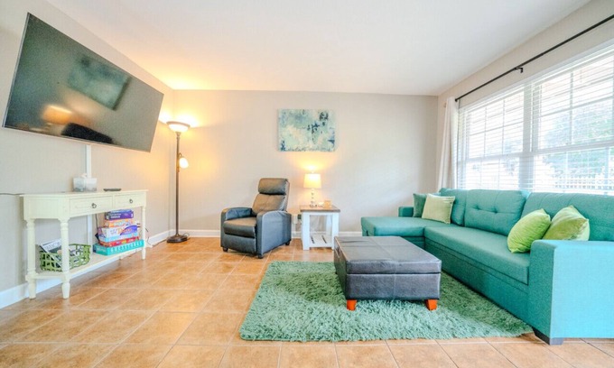 Oxford Apartment | Convenient to campus and The Square - Location