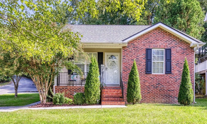 Pigeon Forge Ski Chalet | Convenient to Dollywood-Dinner Shows Two Bedroom Two Bathroom- Internet Access