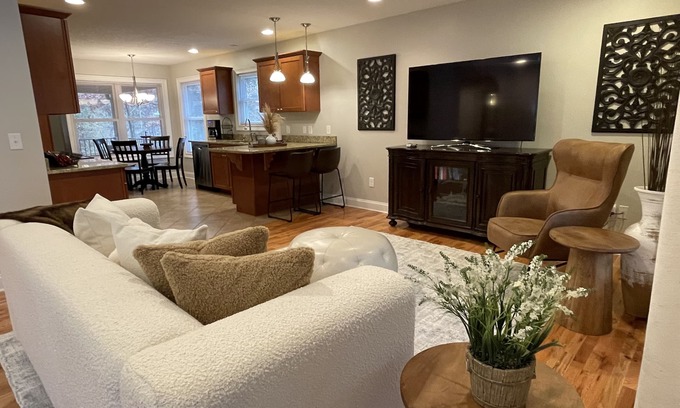 Hendersonville House | Conveniently Located, Only 3 Mile from Downtown Hendersonville !