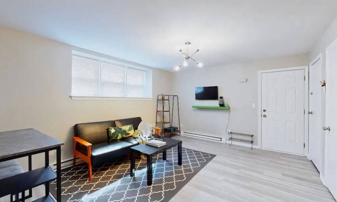 Prospect Hill Apartment | Conveniently Located-Yale-Wine