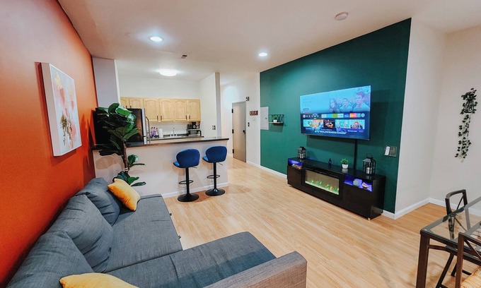 Center City Apartment | Convention Cent/2 King Beds/65" TV/Fireplace