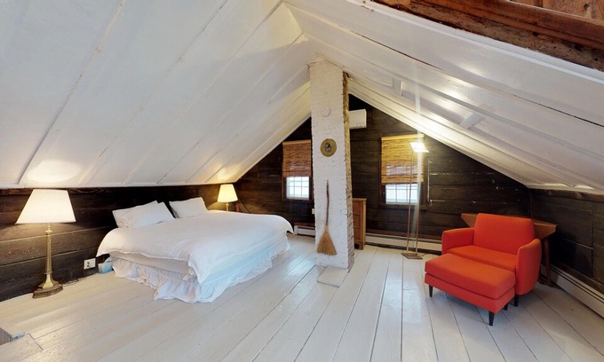 Woodstock House | Converted Barn with Waterfall, Walk to Town