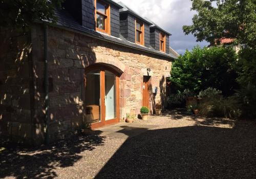 Pittenweem Apartment | Converted coach house with parking in Pittenweem
