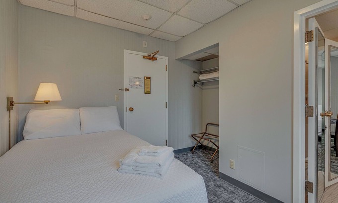 Music Row Hotel | Converted Studio Apartment. - Great Location!
