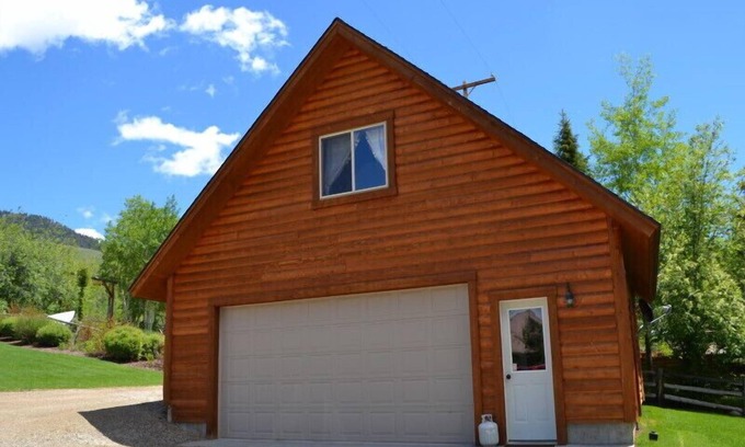 Island Park Cabin | Cool Hand Luke Apartment* Smart Tv, Free Wifi, Minutes to Henrys Lake, Sleeps 2 max