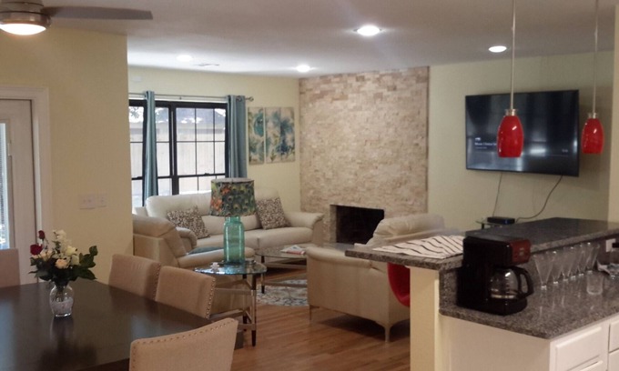 Tallahassee House | COOL HAVEN- A Quiet, Elegant, Contemporary, Incognito Retreat near FAMU/FSU