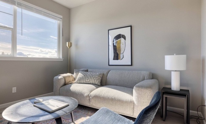 Hillsboro House | Cool Hillsboro 2BR w/Parking & A/C, nr Shopping, by Blueground