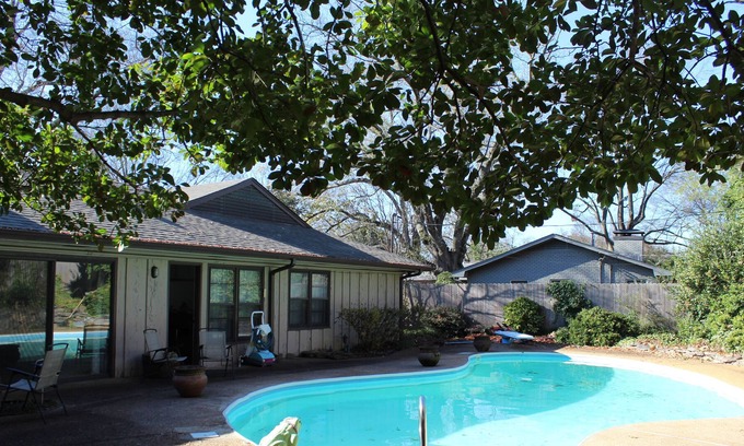 East Memphis House | Cool Mid-Century Pool House