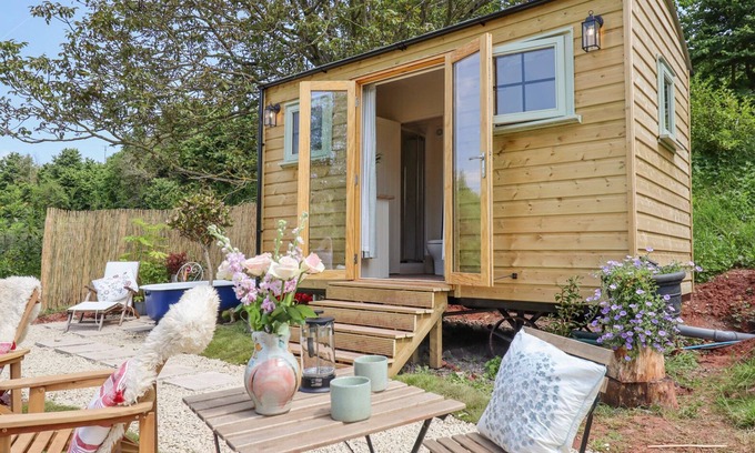 Combeinteignhead Cottage | COOMBE VALLEY SHEPHERD'S HUT, pet friendly, with a garden in Shaldon