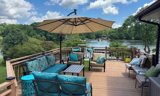 Troutman House | COOPER'S POINT. Lakefront on sandy beach w/private dock, paddleboards, kayaks.