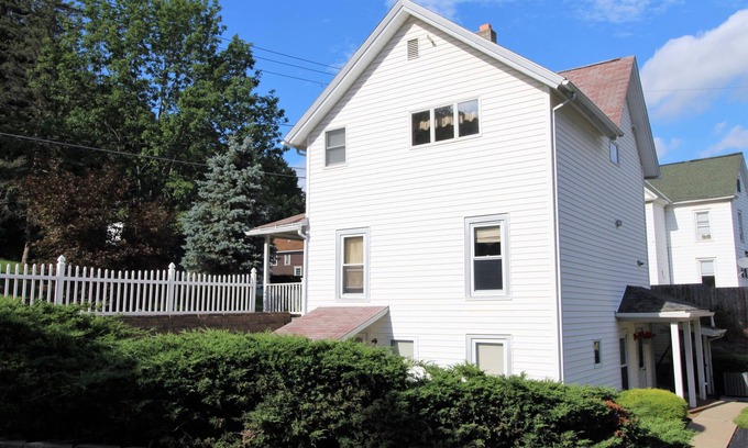 Oneonta House | Cooperstown Baseball Rentals - Team Basemen