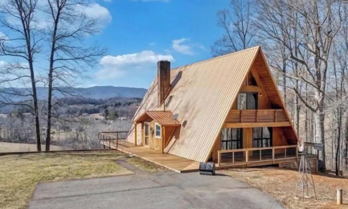 Smith River Cabin | “Copper Buffalo A-Frame” Mtn Views/Hot Tub/Firepit