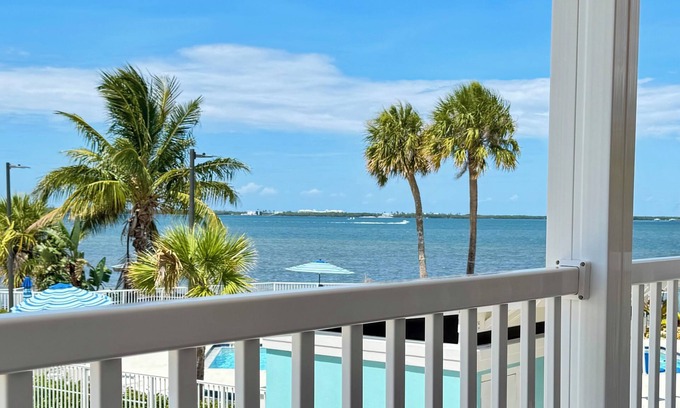 Jensen Beach Cottage | Coral Cottage~Family with kids~Pet Friendly~Stunning Views~pool~beach gear