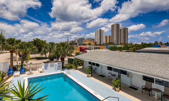 Singer Island Apartment | !Coral Sands 1 Bedroom Stunner!