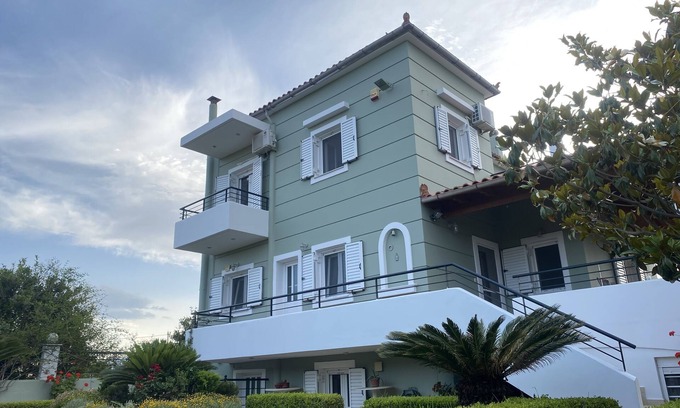 Vrahati Villa | Corinthian Green Villa with beautiful garden near the sea and the city