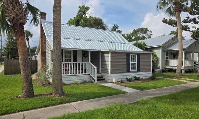 Port St. Joe House | Corner Cottage - Close to Downtown & Beaches - King Bed - Boat Parking - NO Pet Fees !