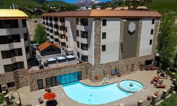 Crested Butte Condo | Corner King Room w/Pool, Hot Tub, Close to Slopes!