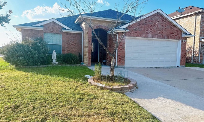 Southeast Arlington House | Corner Lot 4-bedroom house in Arlington with WiFi, AC