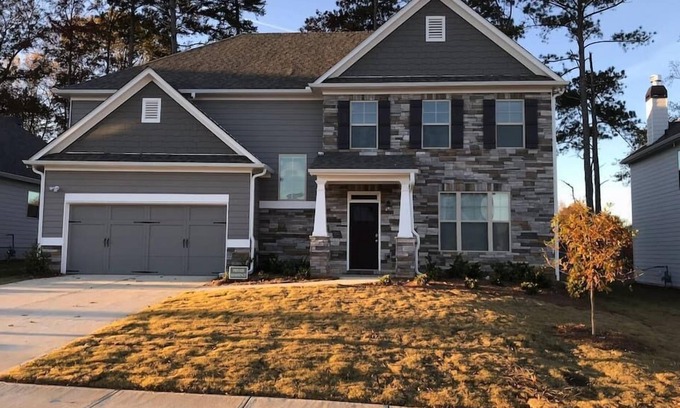 Lawrenceville House | Corp. Rental/Com. Pool/Tennis/5 BD/Sleeps 11