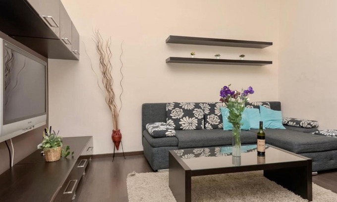 Belso-Ferencvaros Apartment | Corvina Apartment Budapest with FREE Private Parking