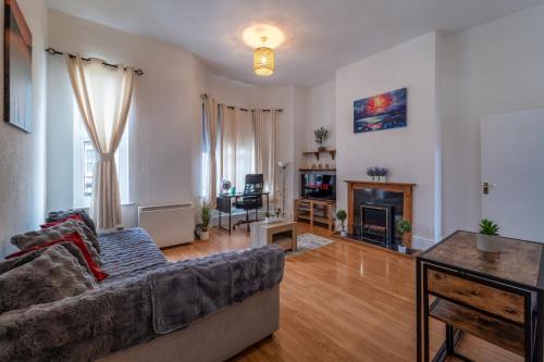 Coventry Apartment | Cosmopolitan Comforts Flat