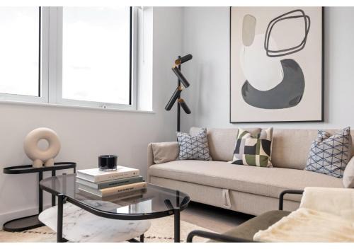 Clock House Apartment | Cosmopolitan Living: Upscale 1BR Gem in Beckenham