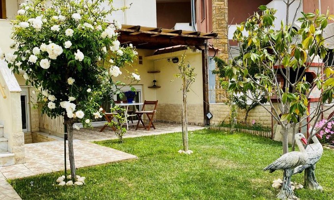 Nikita Apartment | Cosy 1-bdrm Nikiti apartment short walk to beach