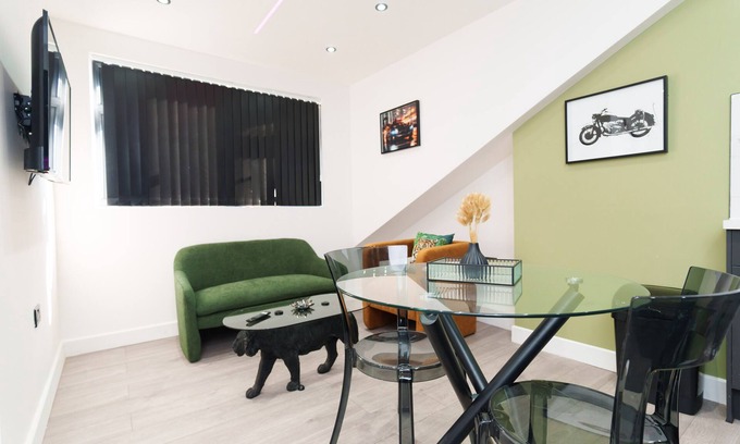 Chapeltown Apartment | Cosy 1 Bed Apt in Leeds - Smart TV & Mood lights