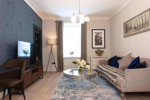 Troon Apartment | Cosy 1-Bedroom Flat, Walk to Beaches