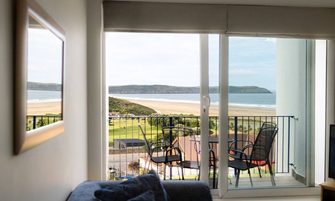 Mortehoe Apartment | Cosy 2 bed apartment close to village with 3 balconies and seaviews!