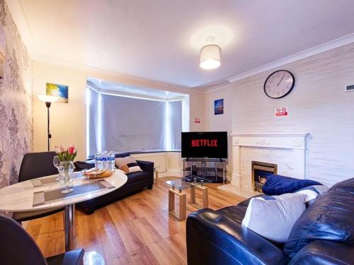 Atherton Apartment | Cosy 2-bed apartment with free parking & ramp access