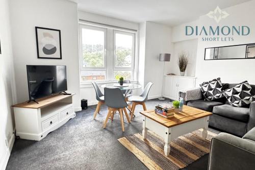 Gourock Apartment | Cosy 2 Bed Flat in Great Location - Close to Gourock Bay, Pool and Gym nearby, Golf Club, Ferry, Supermarket, Restaurants