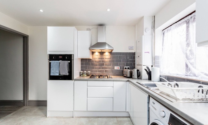 Becontree House | Cosy 2-Bed House! Dagenham! Free parking