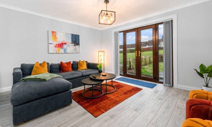 Whitburn House | Cosy 2-Bed House | Easy Edinburgh Access | Sleeps 4