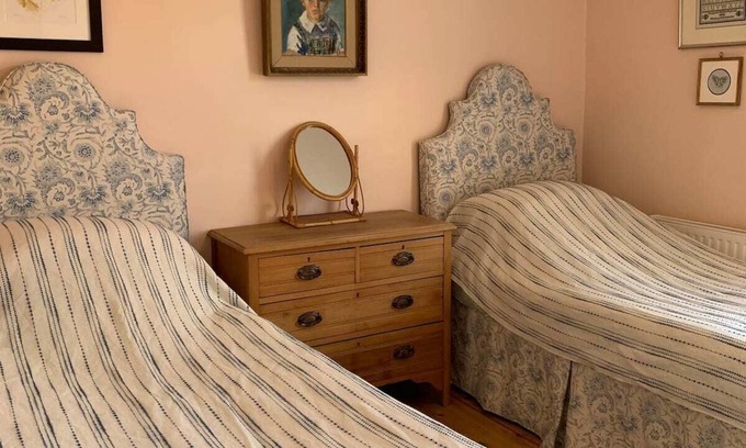 East Molesey House | Cosy, 2-Bed Surrey cottage; easy access into London n