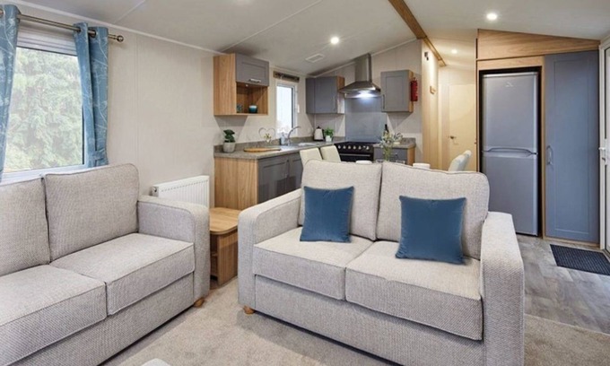 Dunbar House | Cosy 2 bedroom caravan with decking
