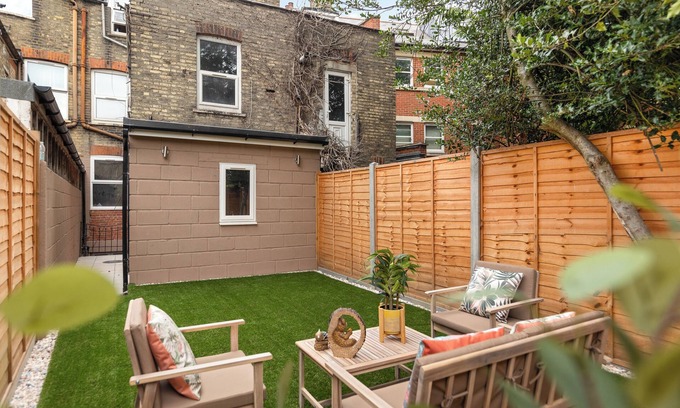 Grove Green Apartment | Cosy 3 bedroom London House with Garden & 2 bathrooms