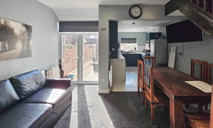 Manchester House | Cosy 4-Bed Home with On-street parking