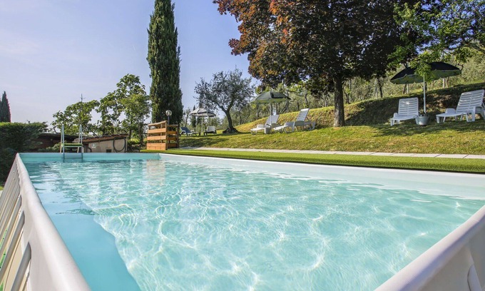 Castelfranco di Sopra Villa | Cosy apartment in villa for 3 guests with pool, WIFI, TV and patio