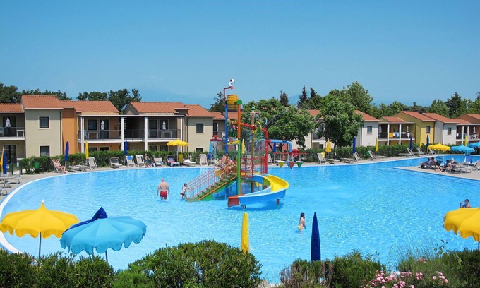 Cavalcaselle Apartment | Cosy apartment for 6 people with A/C, WIFI, pool, TV and balcony
