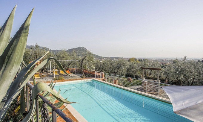 Pieve a Nievole Apartment | Cosy apartment for 6 guests with pool, WIFI, hot tub, TV, patio and pets allowed