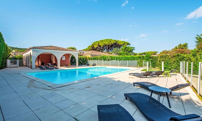 Cote d'Azur- French Riviera Apartment | Cosy apartment for 4 people with WIFI, A/C, pool, TV, patio and pets allowed